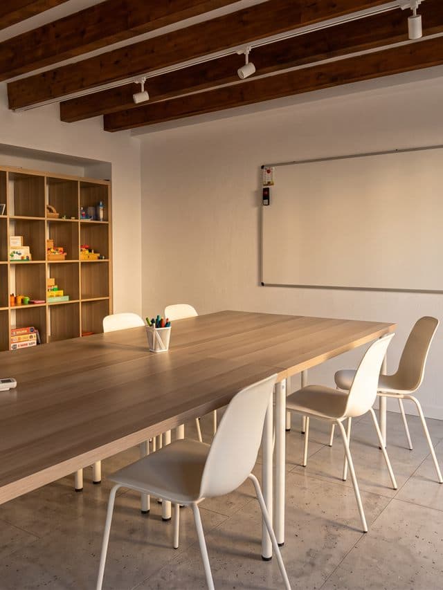 Sala de trabajo del equipo de Centro Armonía en Ponteareas